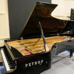Radio Kielce. Studio GRAM. Fortepian koncertowy PETROF / Wiktor Taszłow / Radio Kielce