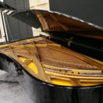 Radio Kielce. Studio GRAM. Fortepian koncertowy PETROF / Wiktor Taszłow / Radio Kielce