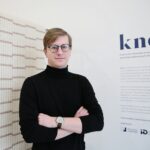 10.02.2021. Kielce. Wystawa makramowych dywanów w Ambasadzie Dizajnu. Na zdjęciu autor kolekcji Jakub Święcicki – projektant tekstyliów użytkowych i haftów komputerowych / Wiktor Taszłow / Radio Kielce