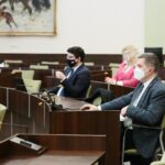 11.02.2021. Kielce. Sesja Rady Miasta Kielce. Na zdjęciu (od lewej): Marcin Stępniewski - radny Rady Miasta Kielce i Jarosław Karyś - wiceprzewodniczący Rady Miasta Kielce / Wiktor Taszłow / Radio Kielce