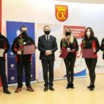 11.02.2021. Kielce. Europejski Dzień Numeru 112. Na zdjęciu (w środku) Zbigniew Koniusz - wojewoda świętokrzyski w towarzystwie wyróżnionych operatorów nr 112 / Wiktor Taszłow / Radio Kielce