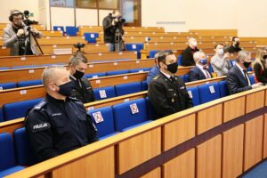 11.02.2021. Kielce. Europejski Dzień Numeru 112. Na zdjęciu (od lewej): insp. Jarosław Tokarczyk - pierwszy zastępca Komendanta Wojewódzkiego Policji w Kielcach, bryg. Krzysztof Ciosek - świętokrzyski komendant wojewódzki PSP, Zbigniew Koniusz - wojewoda świętokrzyski / Wiktor Taszłow / Radio Kielce