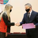 11.02.2021. Kielce. Europejski Dzień Numeru 112. Wyróżnienie wręcza Zbigniew Koniusz - wojewoda świętokrzyski / Wiktor Taszłow / Radio Kielce