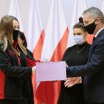 11.02.2021. Kielce. Europejski Dzień Numeru 112. Wyróżnienie wręcza Zbigniew Koniusz - wojewoda świętokrzyski / Wiktor Taszłow / Radio Kielce