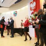 11.02.2021. Kielce. Europejski Dzień Numeru 112. Wyróżnienie wręcza Zbigniew Koniusz - wojewoda świętokrzyski / Wiktor Taszłow / Radio Kielce