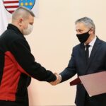 11.02.2021. Kielce. Europejski Dzień Numeru 112. Wyróżnienie wręcza Zbigniew Koniusz - wojewoda świętokrzyski / Wiktor Taszłow / Radio Kielce