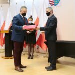 11.02.2021. Kielce. Europejski Dzień Numeru 112. Na zdjęciu (od lewej): Tomasz Chojecki - kierownik Wydziału Bezpieczeństwa i Zarządzania Kryzysowego ŚUW w Kielcach, Zbigniew Koniusz - wojewoda świętokrzyski / Wiktor Taszłow / Radio Kielce