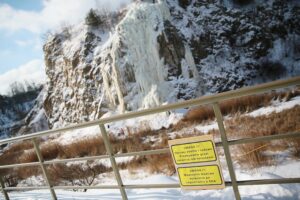 12.02.2021. Kielce. Lodospad na Skałce Geologów na Kadzielni / Wiktor Taszłow / Radio Kielce