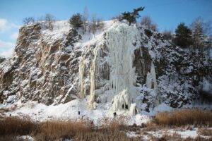 12.02.2021. Kielce. Lodospad na Skałce Geologów na Kadzielni / Wiktor Taszłow / Radio Kielce