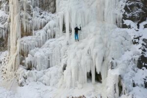 12.02.2021. Kielce. Lodospad na Skałce Geologów na Kadzielni / Wiktor Taszłow / Radio Kielce