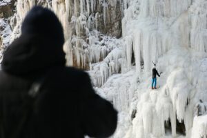 12.02.2021. Kielce. Lodospad na Skałce Geologów na Kadzielni / Wiktor Taszłow / Radio Kielce