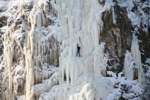 12.02.2021. Kielce. Lodospad na Skałce Geologów na Kadzielni / Wiktor Taszłow / Radio Kielce