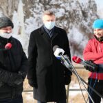 12.02.2021. Kielce. Lodospad na Skałce Geologów na Kadzielni. Na zdjęciu (od lewej): Mirosław Hejduk - dyrektor Geoparku Kielce,  Bogdan Wenta - prezydent Kielc, Bartosz Sitek - Świętokrzyski Klub Alpinistyczny / Wiktor Taszłow / Radio Kielce