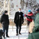 12.02.2021. Kielce. Lodospad na Skałce Geologów na Kadzielni. Na zdjęciu (od lewej): Mirosław Hejduk - dyrektor Geoparku Kielce,  Bogdan Wenta - prezydent Kielc, Bartosz Sitek - Świętokrzyski Klub Alpinistyczny / Wiktor Taszłow / Radio Kielce