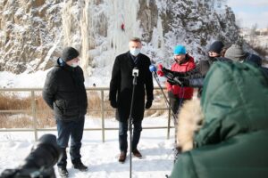 12.02.2021. Kielce. Lodospad na Skałce Geologów na Kadzielni. Na zdjęciu (od lewej): Mirosław Hejduk - dyrektor Geoparku Kielce, Bogdan Wenta - prezydent Kielc, Bartosz Sitek - Świętokrzyski Klub Alpinistyczny / Wiktor Taszłow / Radio Kielce