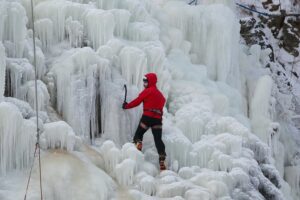 12.02.2021. Kielce. Lodospad na Skałce Geologów na Kadzielni / Wiktor Taszłow / Radio Kielce