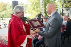 20.09.2020. Święty Krzyż. Uroczystości wieńczące odpust. Na zdjęciu od prawej komendant CPdMZ płk Paweł Chabielski / Wiktor Taszłow / Radio Kielce