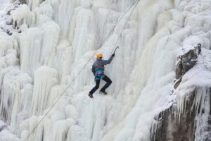 12.02.2021. Kielce. Lodospad na Skałce Geologów na Kadzielni / Wiktor Taszłow / Radio Kielce