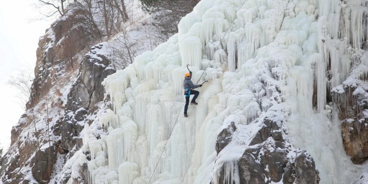 12.02.2021. Kielce. Lodospad na Skałce Geologów na Kadzielni / Wiktor Taszłow / Radio Kielce