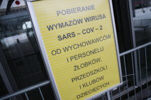 13.02.2021. Kielce. Pobieranie wymazów od wychowawców i pracowników żłobków i przedszkoli / Wiktor Taszłow / Radio Kielce