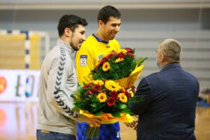 06.02.2021. Kielce. Zaległy mecz 12. kolejki PGNiG Superligi: Łomża Vive - Stal Mielec. Na zdjęciu (z prawej): Tadeusz Dziedzic - wiceprezes Łomży Vive przekazuje kwiaty i gratulacje za zdobycie brązowego medalu na mistrzostwach świata Alexowi (z lewej) i Danielowi Dujszebajewom / Wiktor Taszłow / Radio Kielce