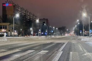 09.02.2021 Kielce. Zima na drogach. Skrzyżowanie ulicy Warszawskiej i Alei Tysiąclecia Państwa Polskiego / Robert Felczak / Radio Kielce