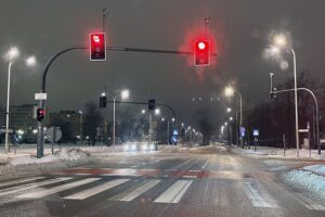 09.02.2021 Kielce. Zima na drogach. Skrzyżowanie ulicy Warszawskiej i Alei Tysiąclecia Państwa Polskiego / Robert Felczak / Radio Kielce