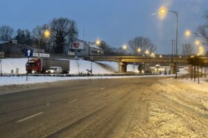 09.02.2021 Kielce. Zima na drogach. Ulica Łódzka / Robert Felczak / Radio Kielce