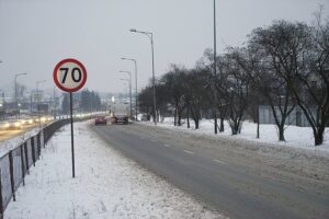 09.02.2021 Kielce. Zima na drogach. Ulica Łódzka / Robert Felczak / Radio Kielce