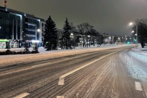 09.02.2021 Kielce. Zima na drogach. Ulica Warszawska / Robert Felczak / Radio Kielce