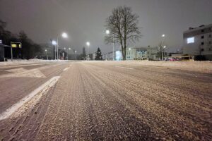 09.02.2021 Kielce. Zima na drogach. Ulica Warszawska / Robert Felczak / Radio Kielce