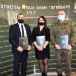 16.02.2021 Kielce. Podpisanie porozumienie o współpracy pomiędzy ŚBOT, a Niepublicznym Technikum Zawodowym w Kielcach  i w Końskich. Na zdjęciu (od lewej): Zbigniew Ciupiński - dyrektor Niepublicznego Technikum Zawodowego w Kielcach, Kinga Ostrowska - dyrektor Niepublicznego Technikum w Końskich   i  pułkownik Grzegorz Motak - dowódca Świętokrzyskiej Brygady Obrony Terytorialnej / ŚBOT