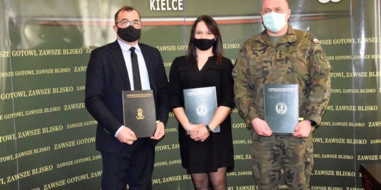 16.02.2021 Kielce. Podpisanie porozumienie o współpracy pomiędzy ŚBOT, a Niepublicznym Technikum Zawodowym w Kielcach  i w Końskich. Na zdjęciu (od lewej): Zbigniew Ciupiński - dyrektor Niepublicznego Technikum Zawodowego w Kielcach, Kinga Ostrowska - dyrektor Niepublicznego Technikum w Końskich   i  pułkownik Grzegorz Motak - dowódca Świętokrzyskiej Brygady Obrony Terytorialnej / ŚBOT