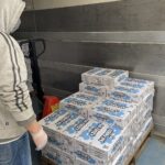 25.03.2021. Sandomierz. Świętokrzyski Oddział Regionalny Krajowego Ośrodka Wsparcia Rolnictwa w Kielcach przekazał mleko oraz rzodkiewkę do Szpitala Specjalistycznego / Grażyna Szlęzak-Wójcik / Radio Kielce