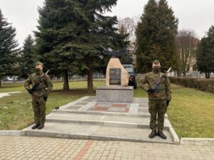 01.03.2021. Sandomierz. Obchody Narodowego Dnia Pamięci Żołnierzy Wyklętych. Na zdjęciu (od lewej): / Biuro posła M. Kwitka