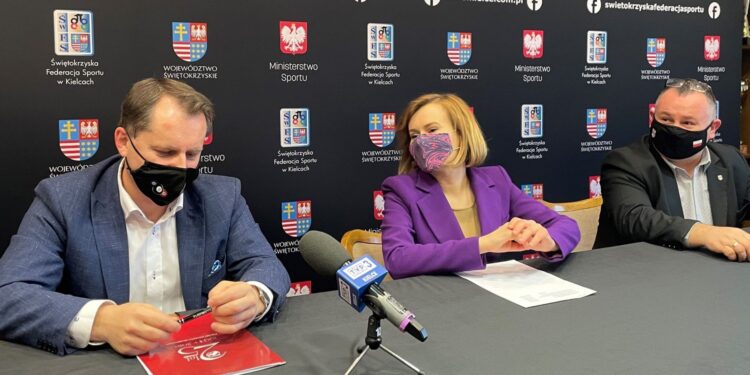 01.03.2021. Kielce. Na zdjęciu (od lewej): Grzegorz Kędzierski - prezes PZBil, Anna Krupka - wiceminister kultury, dziedzictwa narodowego i sportu oraz Robert Janus - prezes Świętokrzyskiej Federacji Sportu / Marek Cender / Radio Kielce