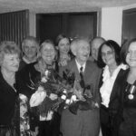 Stefan Karski na Jubileuszu 55-lecia teatru "Kubuś" z Ewą Sokół-Maleszą (reżyserem), Janiną Miśkiewicz (zastępcą dyrektora i kierownikiem literackim - obecnie na emeryturze), Mikołajem Maleszą (scenografem), Katarzyną Orzeszek (aktorką - obecnie na emeryturze), Barbarą Kurzątkowską (plastyczką), Kazimierzem Chybem (kierownikiem technicznym), Bożeną Kitą (plastyczką - obecnie na emeryturze) i Marzeną Smolińską (kierownikiem pracowni plastycznej) / Teatr Lalki i Aktora „Kubuś” w Kielcach