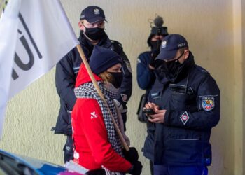 Przed budynkiem łomżyńskiego sądu doszło do przepychanek rolników z policją / Paweł Wądołowski / Radio Białystok