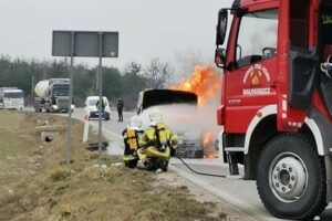 04.03.2021. Wrzosówka. Pożar samochodu / OSP KSRG Małogoszcz/Facebook