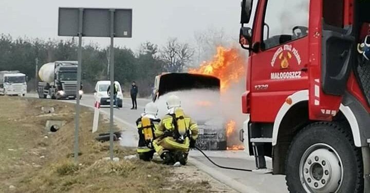 04.03.2021. Wrzosówka. Pożar samochodu / OSP KSRG Małogoszcz/Facebook