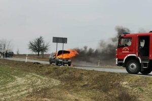 04.03.2021. Wrzosówka. Pożar samochodu / OSP KSRG Małogoszcz/Facebook