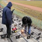 22.03.2021. Starachowice. Montaż siedzisk na stadionie / Marek Materek / Facebook