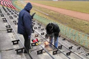 22.03.2021. Starachowice. Montaż siedzisk na stadionie / Marek Materek / Facebook