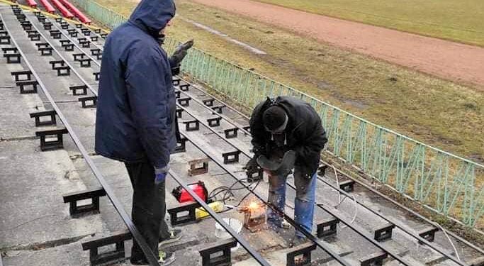 22.03.2021. Starachowice. Montaż siedzisk na stadionie / Marek Materek / Facebook