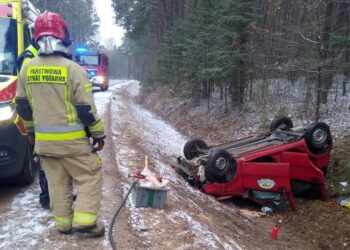 20.03.2021. Kranów. Dachowanie auta / OSP Suków
