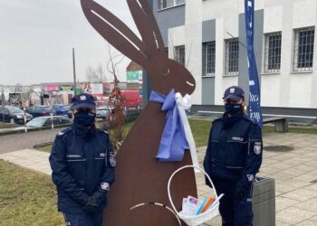 30.03.2021 Końskie. Stalowe zające przed Komendą Powiatową Policji w Końskich / Policja Końskie