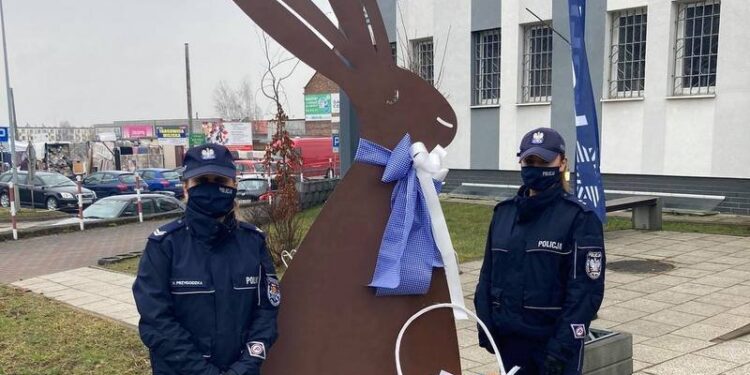 30.03.2021 Końskie. Stalowe zające przed Komendą Powiatową Policji w Końskich / Policja Końskie