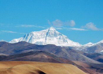 Widok na Mount Everest z Wyżyny Tybetańskiej / Fot. wikipedia.pl