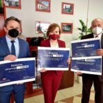 31.03.2021 Staszów. Przekazanie czeku z RFIL. Na zdjęciu od lewej Leszek Kopeć - burmistrz Staszowa, Anna Krupka - wiceminister kultury i sportu, Rafał Łysiak - burmistrz Osieka / Urząd Miasta w Staszowie