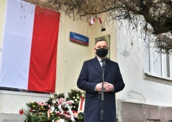 01.03.2021. Warszawa. Obchody Narodowego Dnia Pamięci Żołnierzy Wyklętych. Prezydent RP Andrzej Duda podczas uroczystości złożenia wieńców przed tablicą upamiętniającą ofiary komunistycznego terroru w miejscu pamięci „Willa Jasny Dom" / PAP/Andrzej Lange